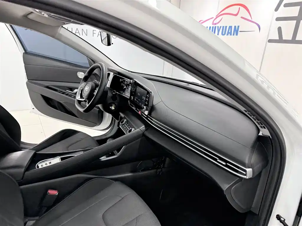 Hyundai Elantra 2023 — фото 17