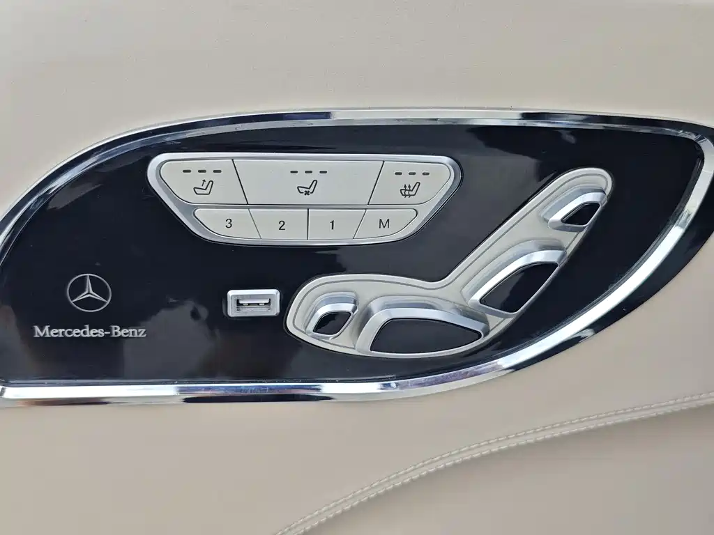 Mercedes-Benz V-Class 2021 — фото 18