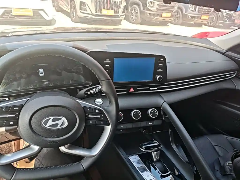 Hyundai Elantra 2025 — фото 10