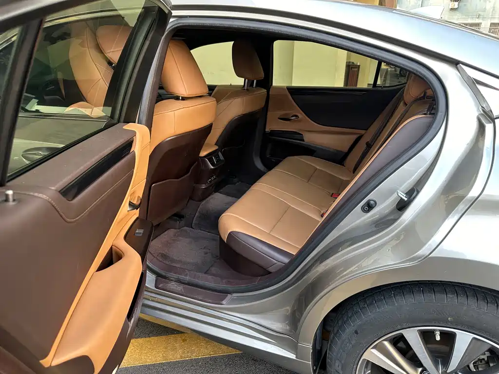 Lexus ES 2020 — фото 15