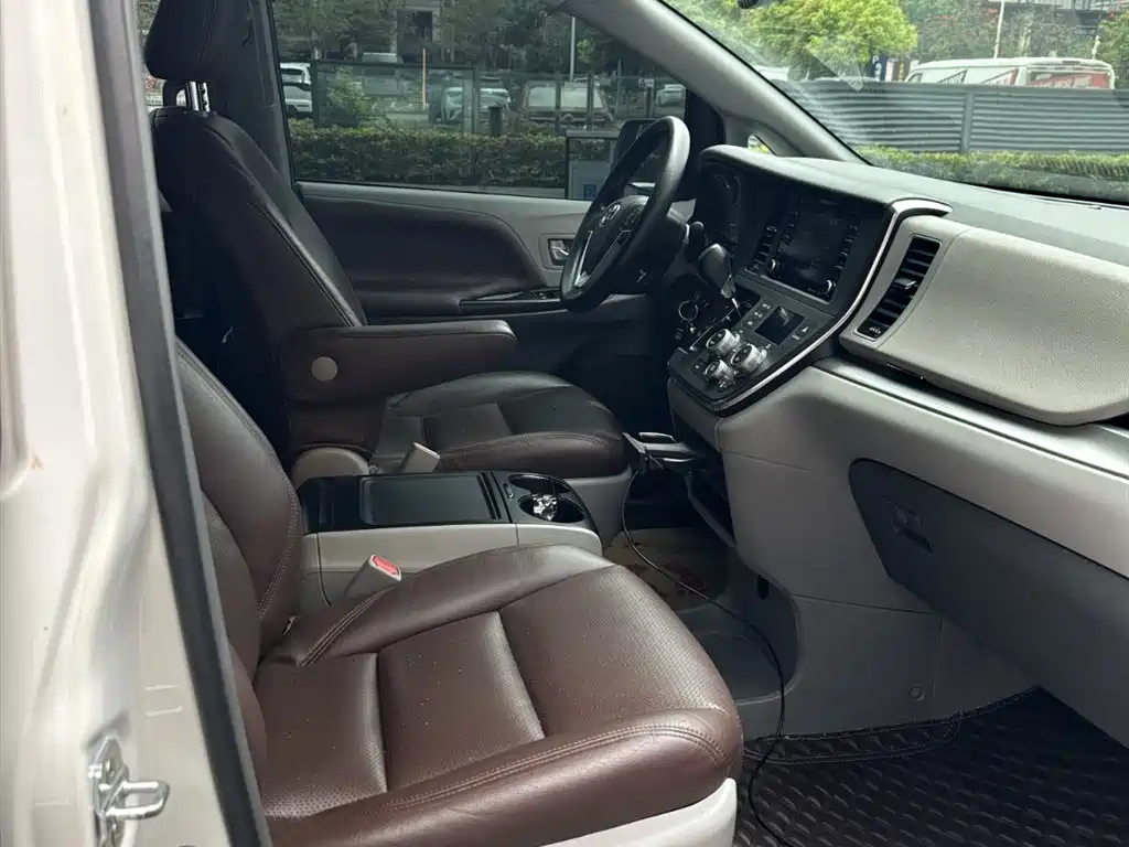 Toyota Sienna 2018 — фото 14