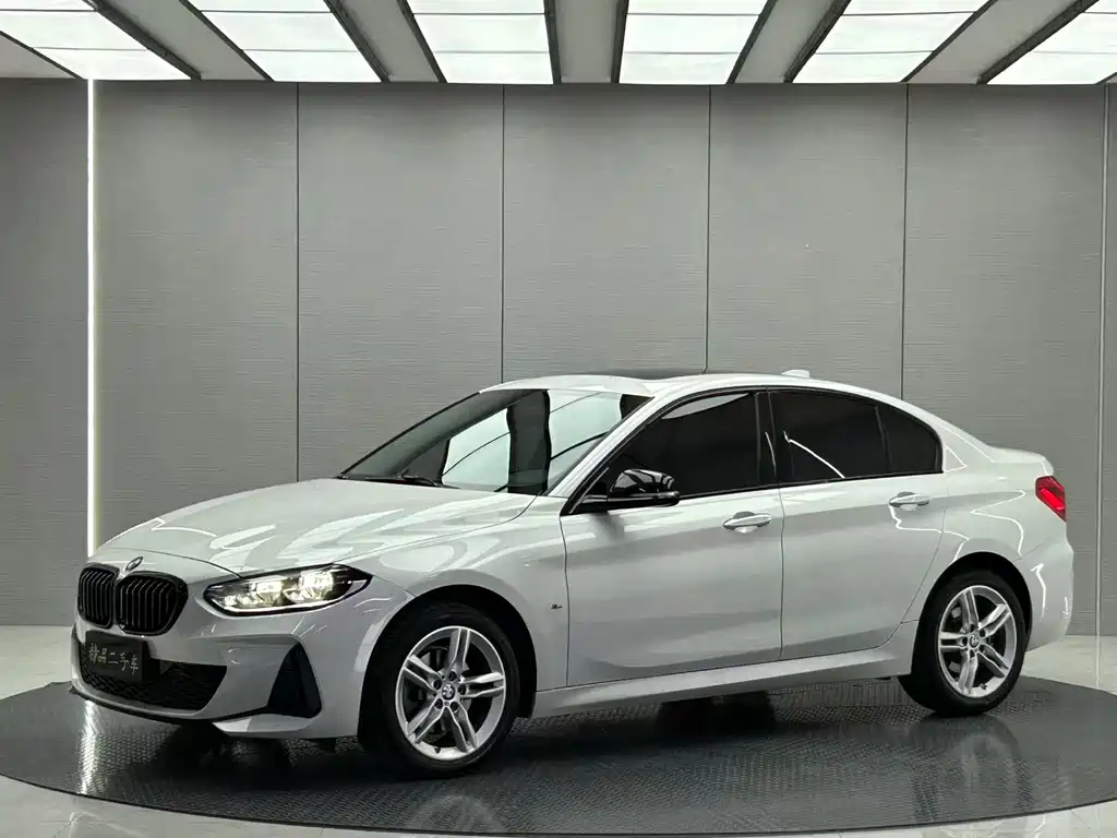 BMW 1 Series 2022 — фото 1