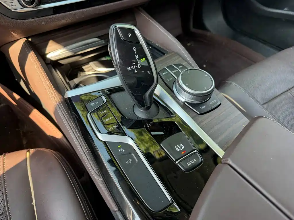 BMW 5 Series 2019 — фото 9