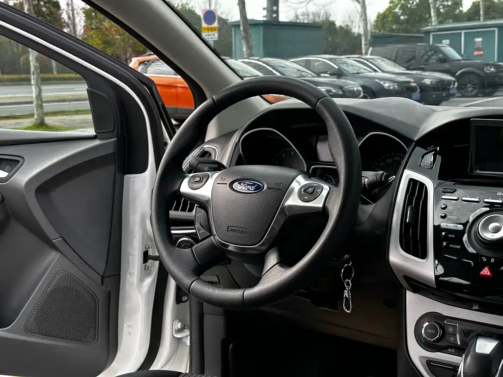 Ford Focus 2014 — фото 10