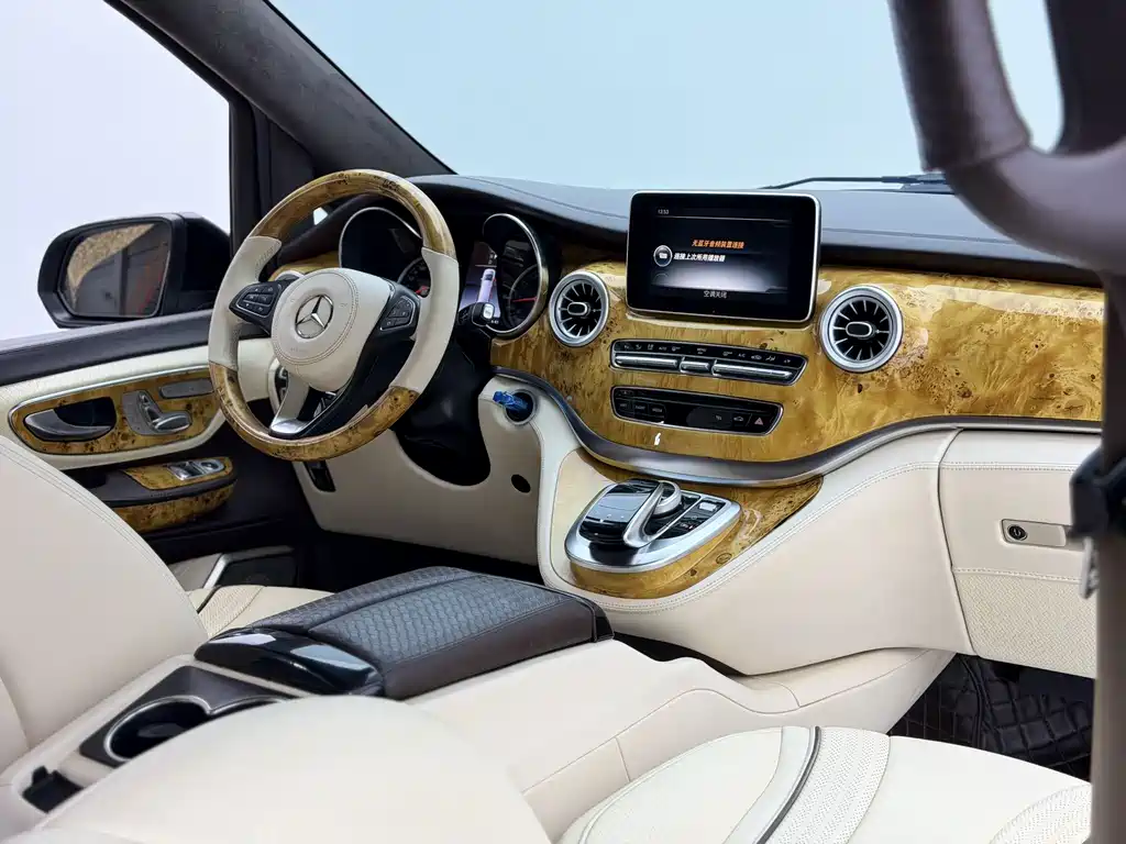 Mercedes-Benz V-Class 2020 — фото 12