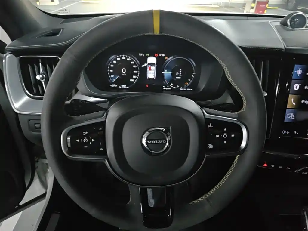 Volvo XC60 PHEV 2020 — фото 11