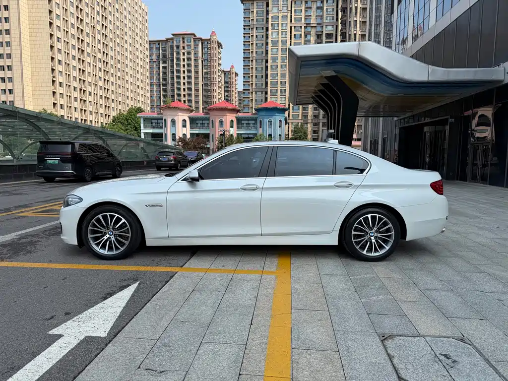 BMW 5 Series 2016 — фото 9