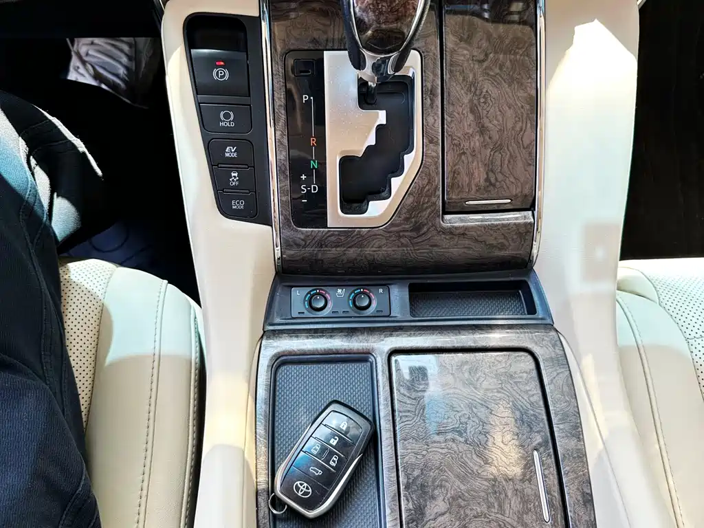 Toyota Alphard 2022 — фото 15