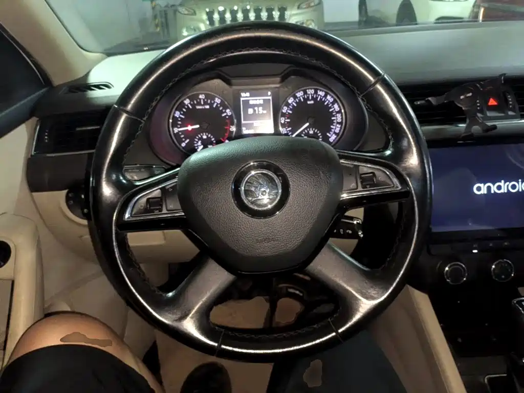 Skoda Octavia 2015 — фото 11