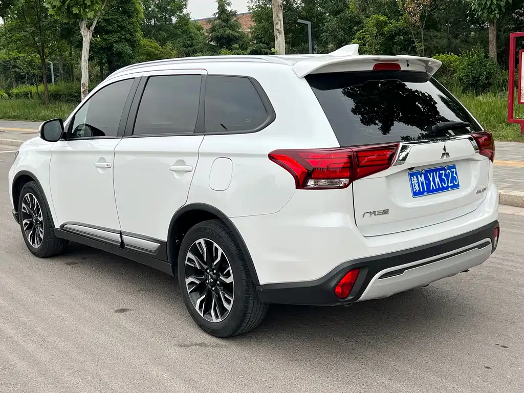 Mitsubishi Outlander 2020 — фото 8