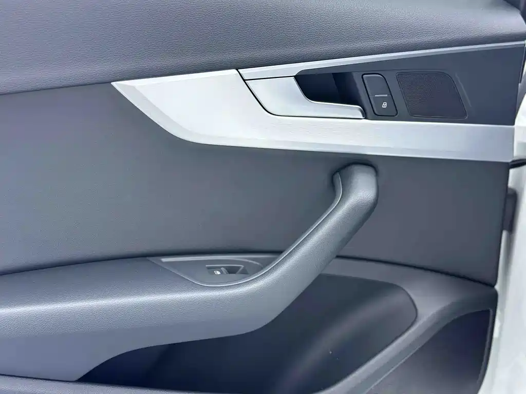 Audi A4L 2023 — фото 14