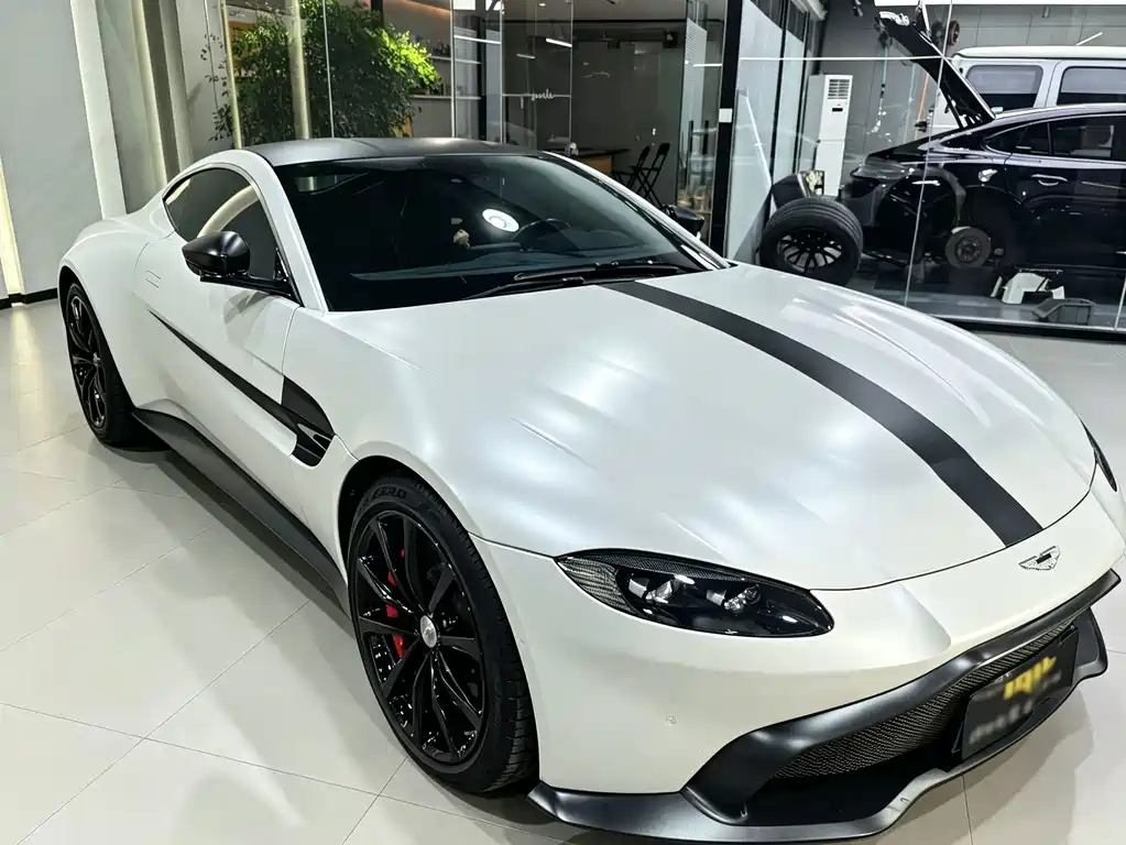 Aston Martin V8 Vantage 2019 — фото 3