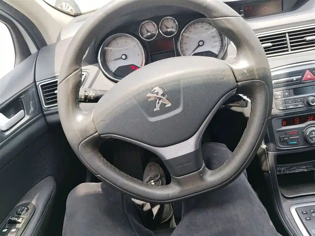 Peugeot 308 2016 — фото 11