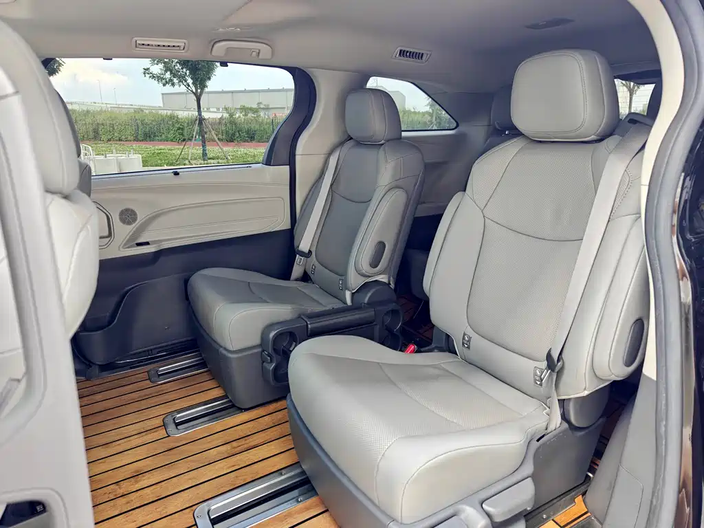 Toyota Sienna 2023 — фото 12