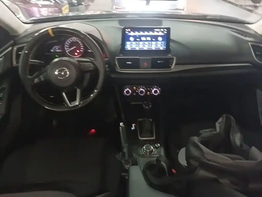 Mazda 3 Axela 2018 — фото 10