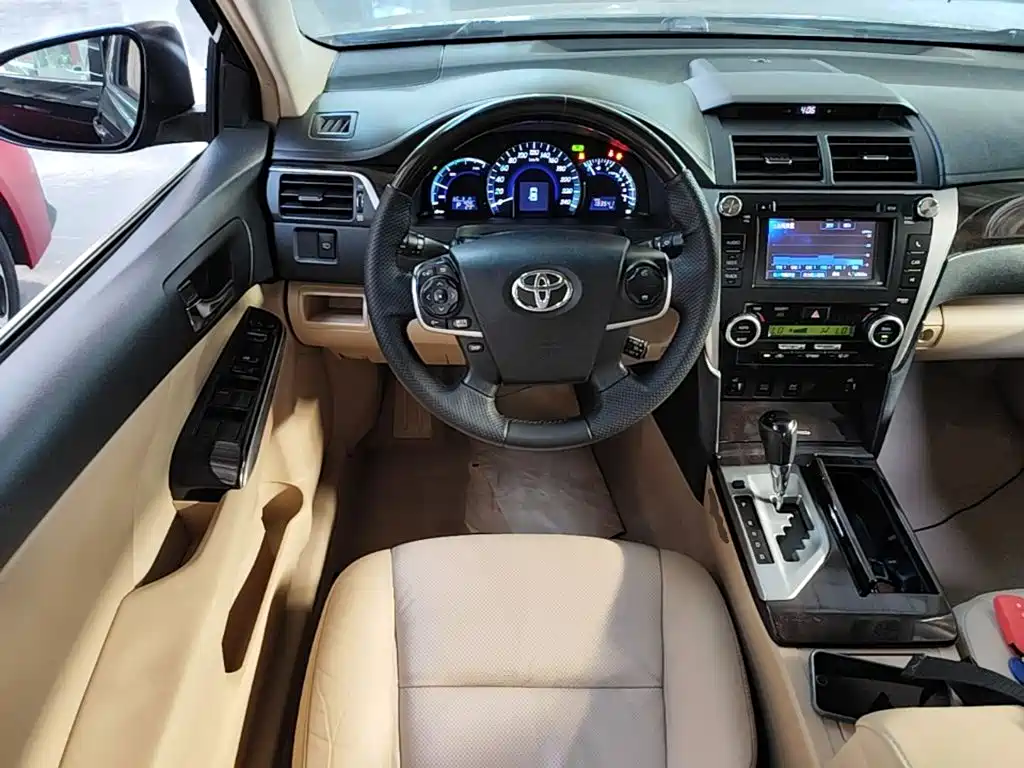 Toyota Camry 2015 — фото 17