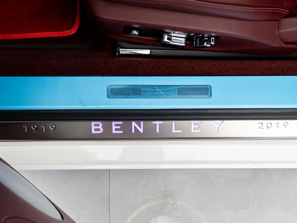 Bentley Continental 2020 — фото 17