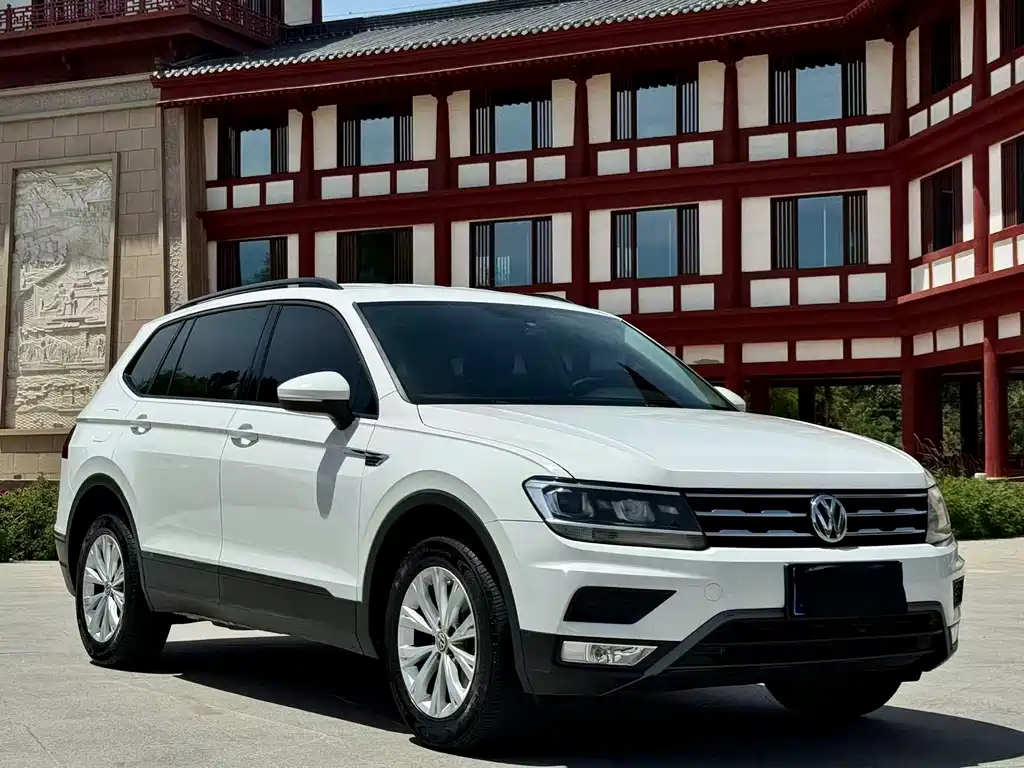 Volkswagen Tiguan L 2018 — фото 1