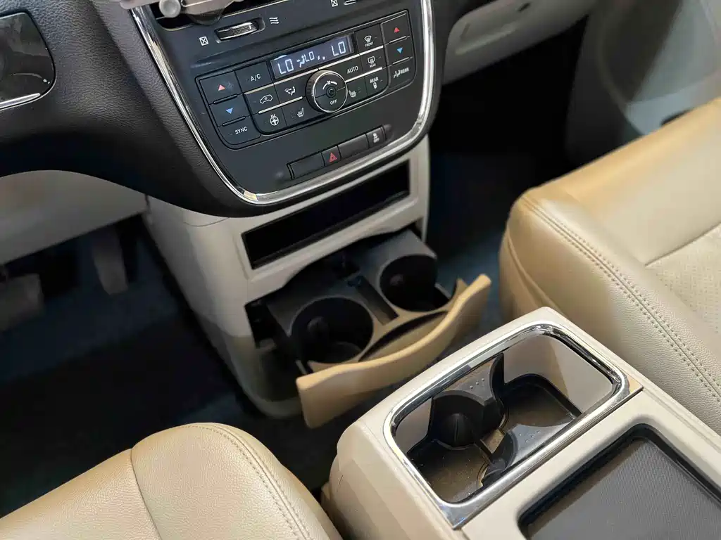 Chrysler Grand Voyager 2015 — фото 9