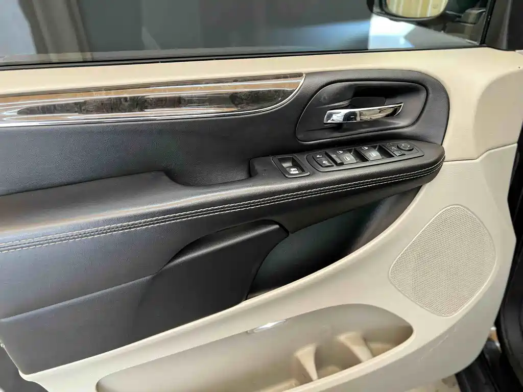 Chrysler Grand Voyager 2015 — фото 26