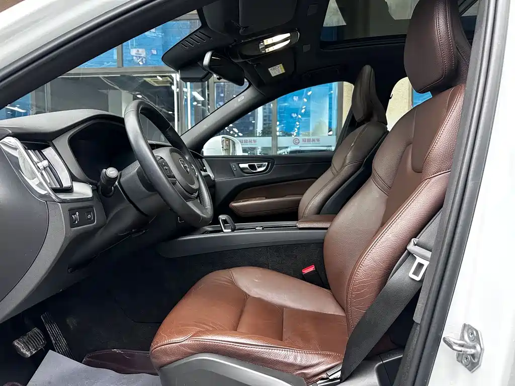 Volvo XC60 2022 — фото 10