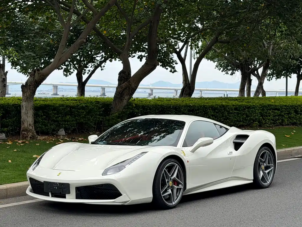 Ferrari 488 2018 — фото 1