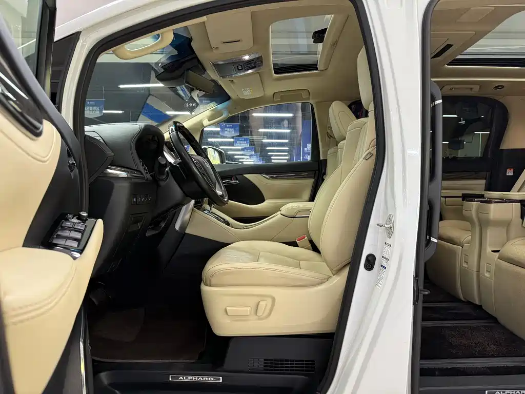 Toyota Alphard 2023 — фото 9