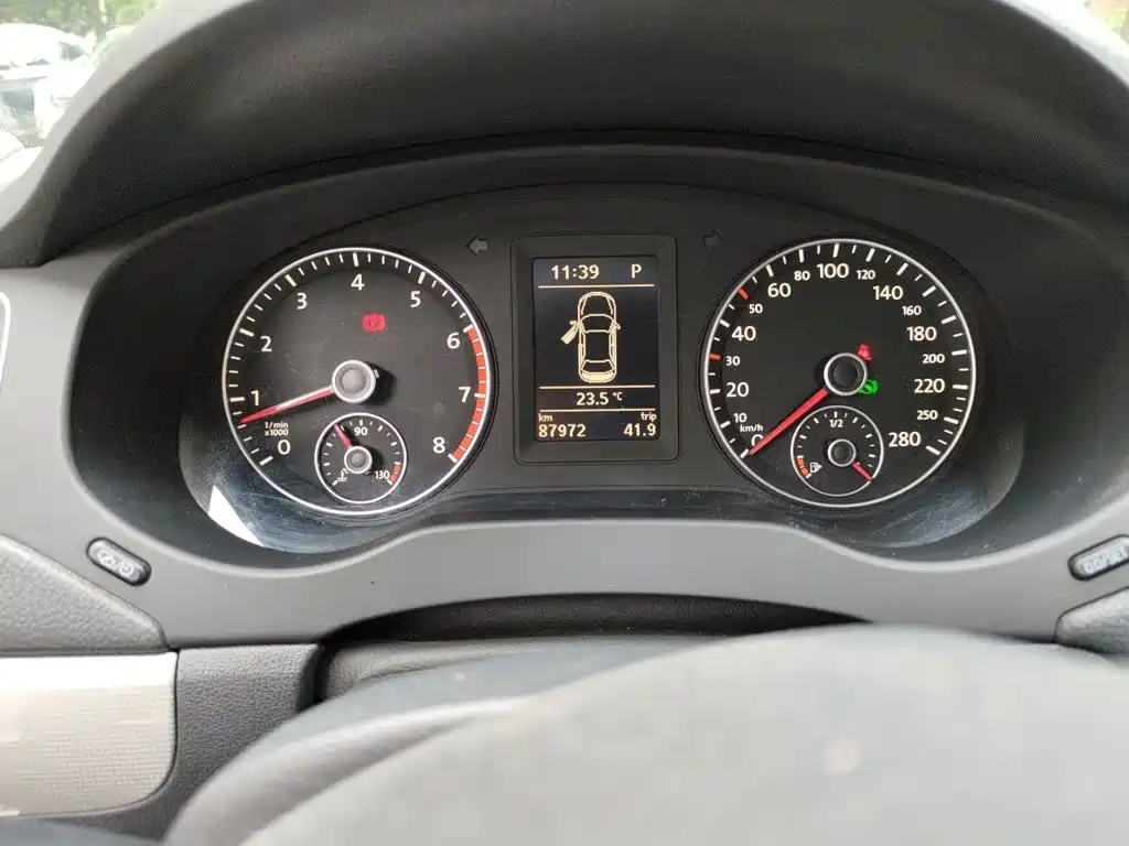 Volkswagen Sagitar 2015