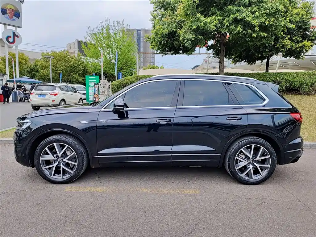 Volkswagen Touareg 2023 — фото 3