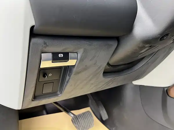 Land Rover Defender 2023