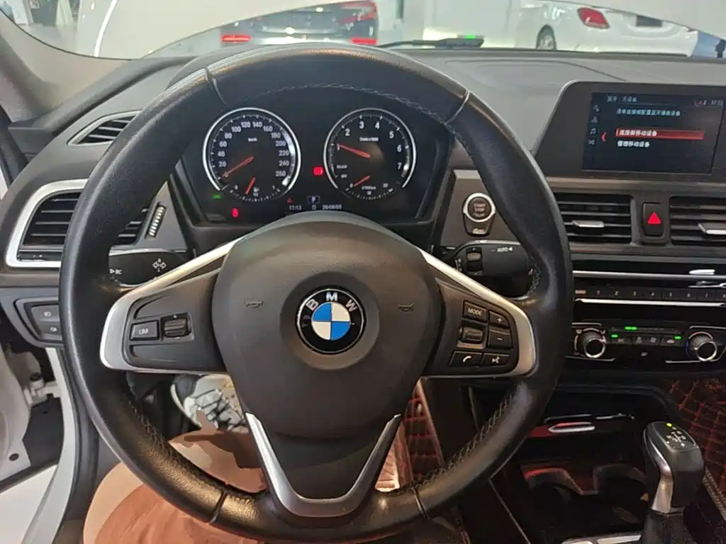 BMW 1 Series 2018 — фото 11