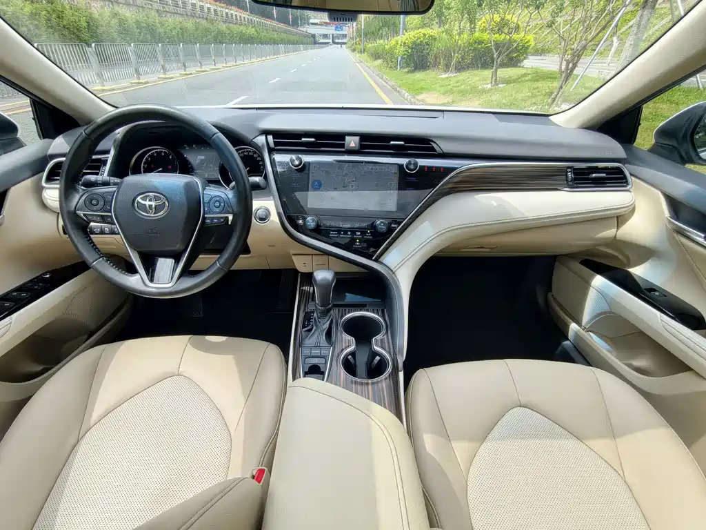 Toyota Camry 2019 — фото 8