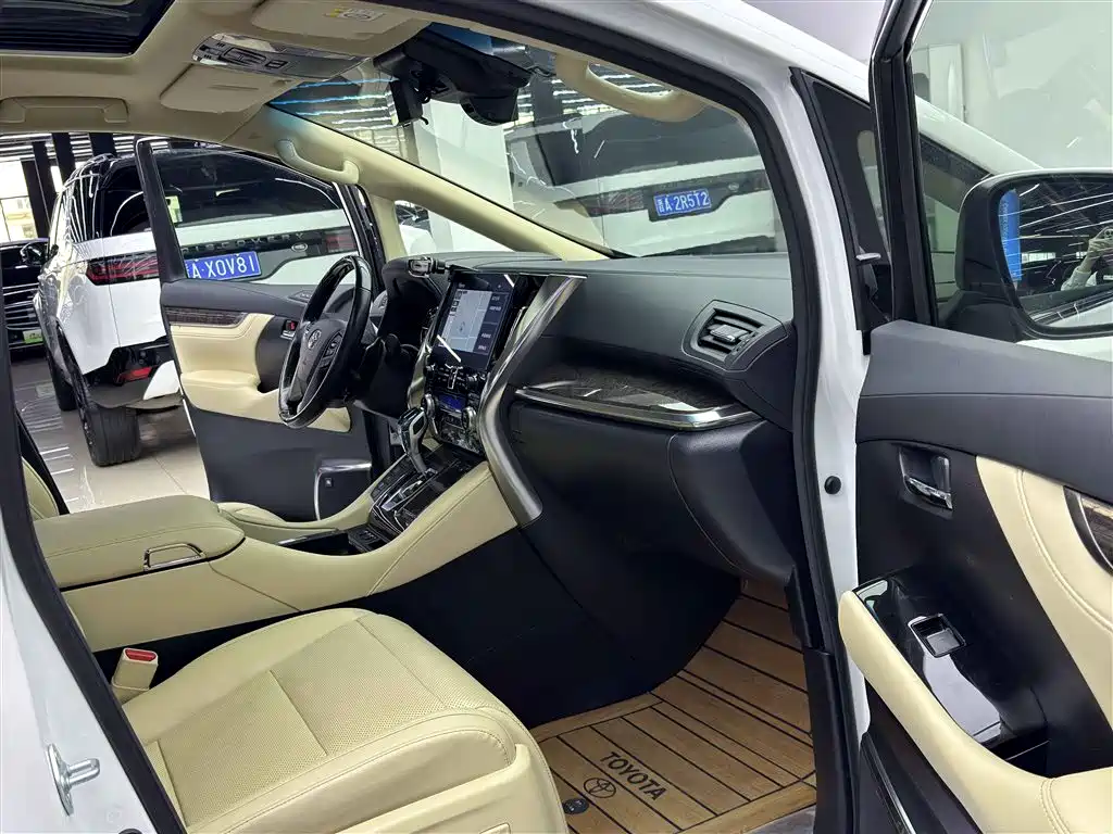 Toyota Alphard 2022 — фото 8