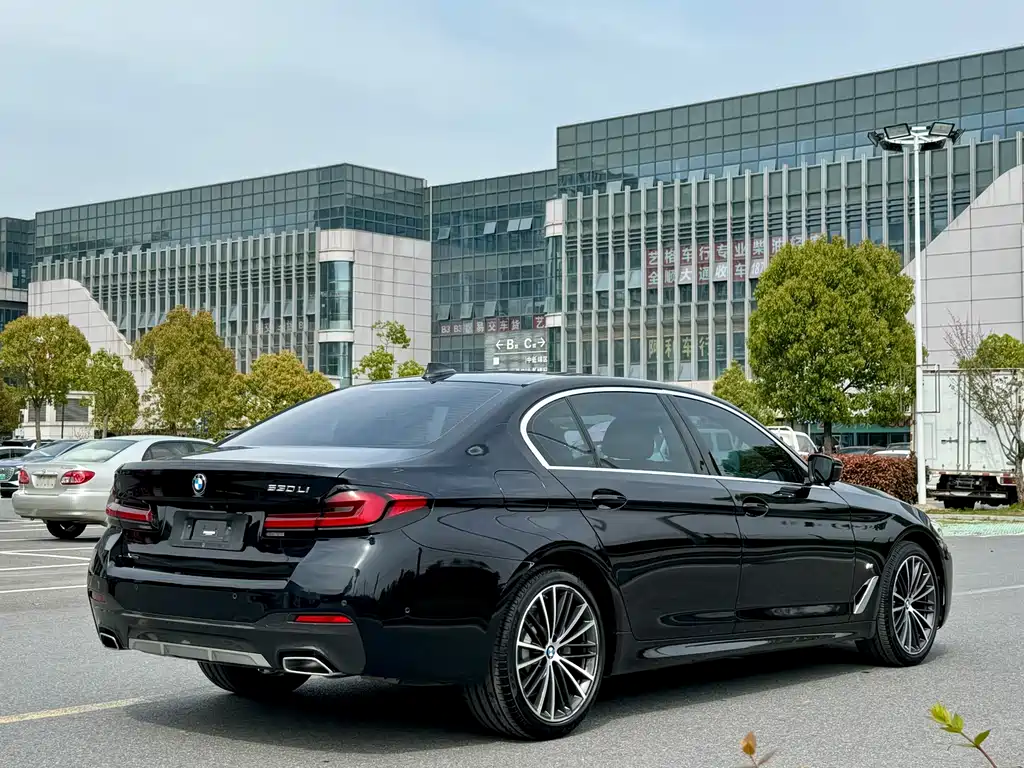 BMW 5 Series 2022 — фото 13