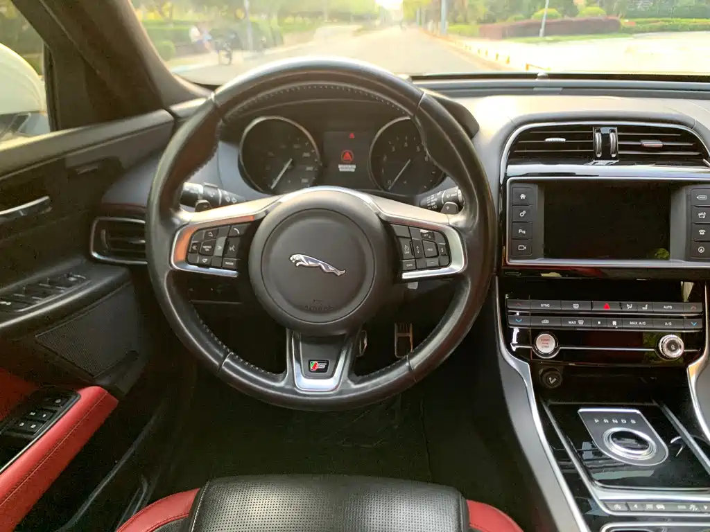 Jaguar XE 2017 — фото 13