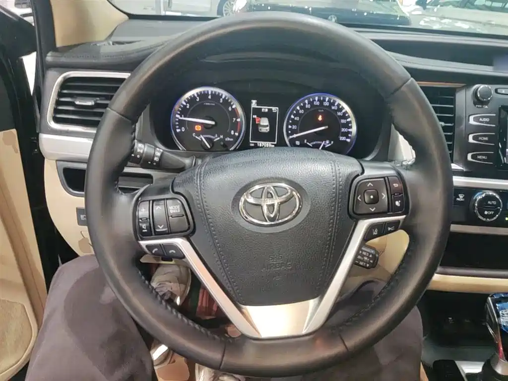 Toyota Highlander 2018 — фото 11