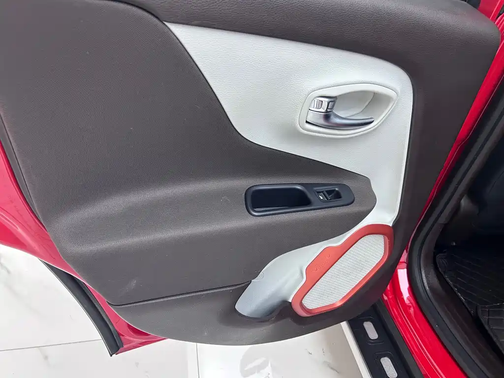 Jeep Renegade 2017 — фото 17