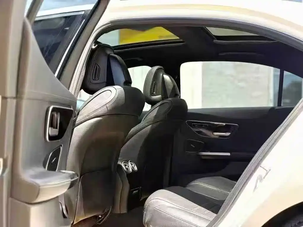 Mercedes-Benz C-Class 2023 — фото 6