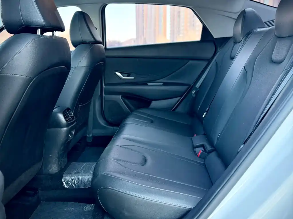 Hyundai Elantra 2023 — фото 11