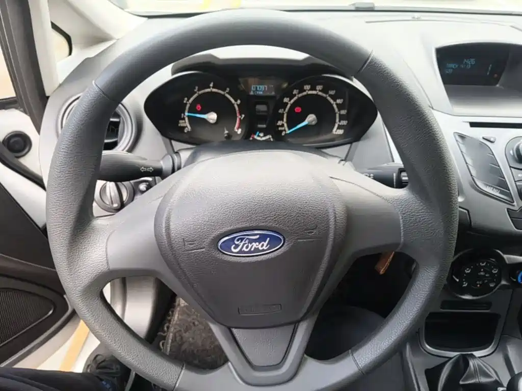 Ford Fiesta 2014 — фото 11