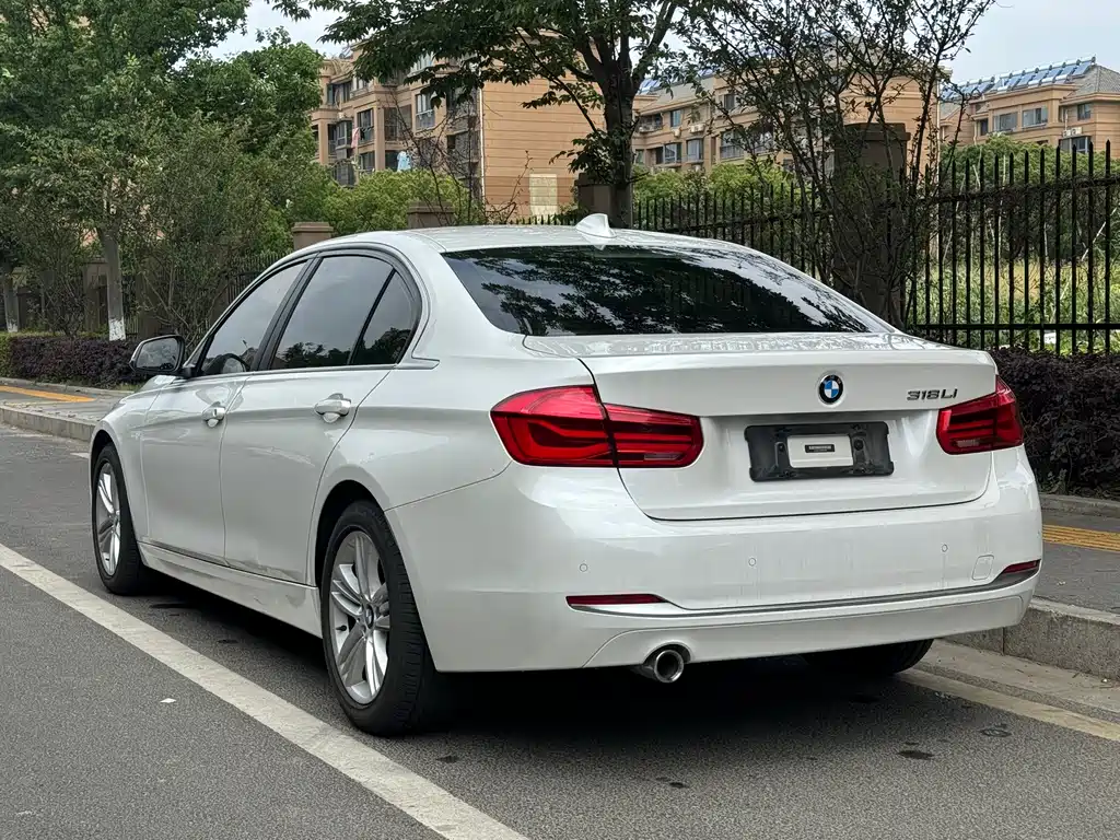 BMW 3 Series 2018 — фото 12