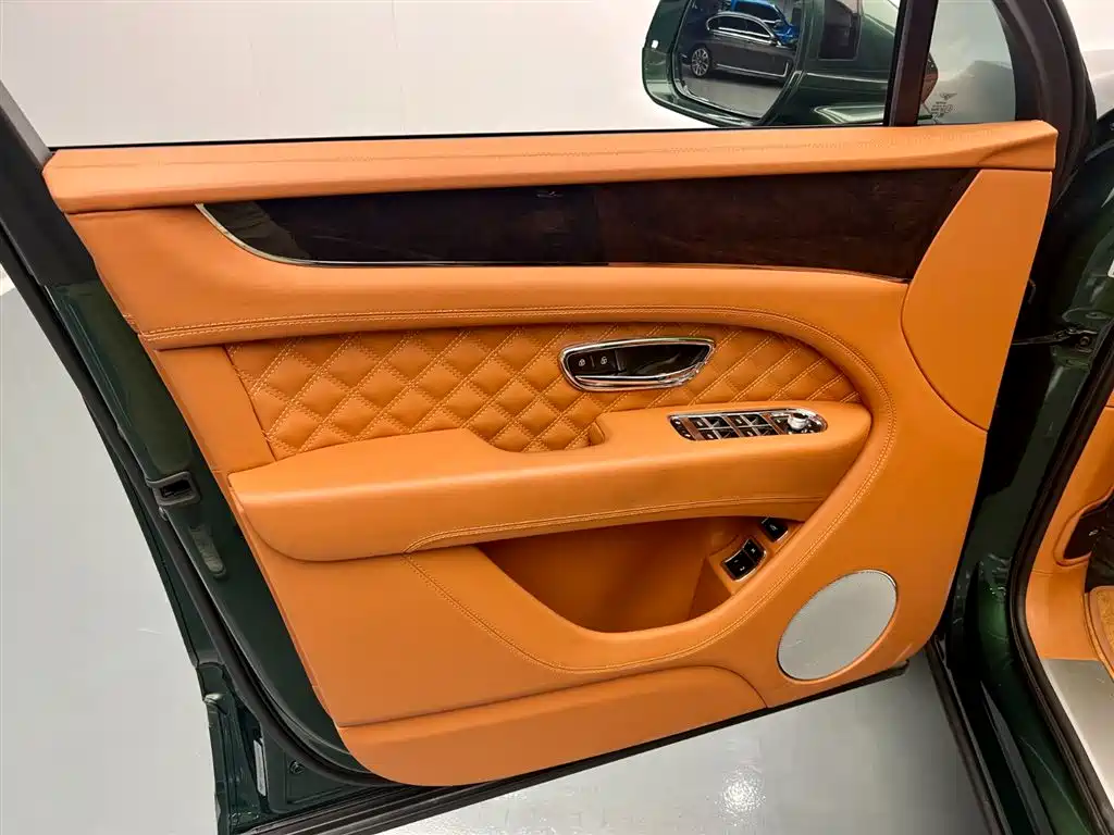 Bentley Bentayga 2021 — фото 11