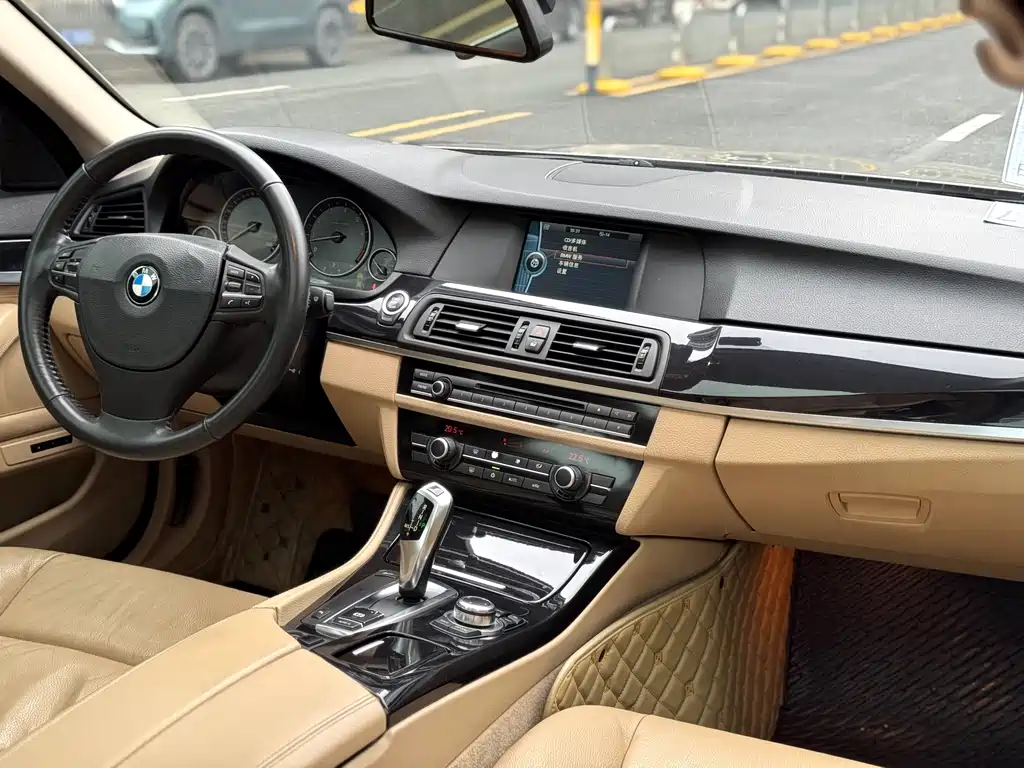 BMW 5 Series 2011 — фото 10