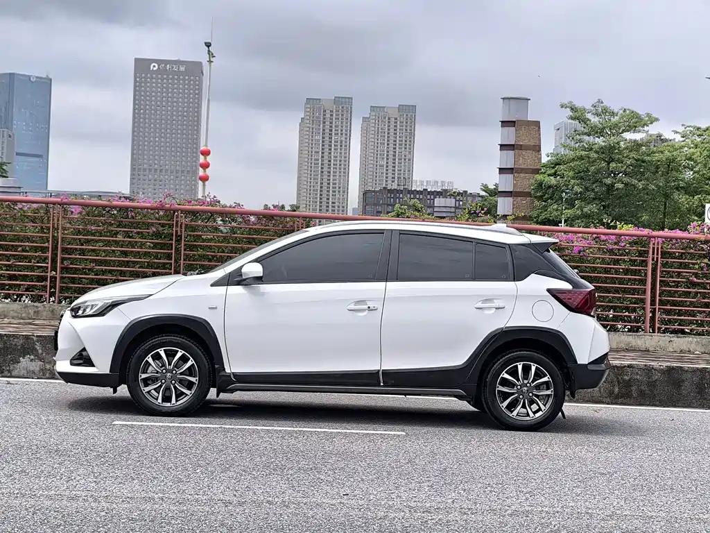 Toyota Yaris L 2023 — фото 8