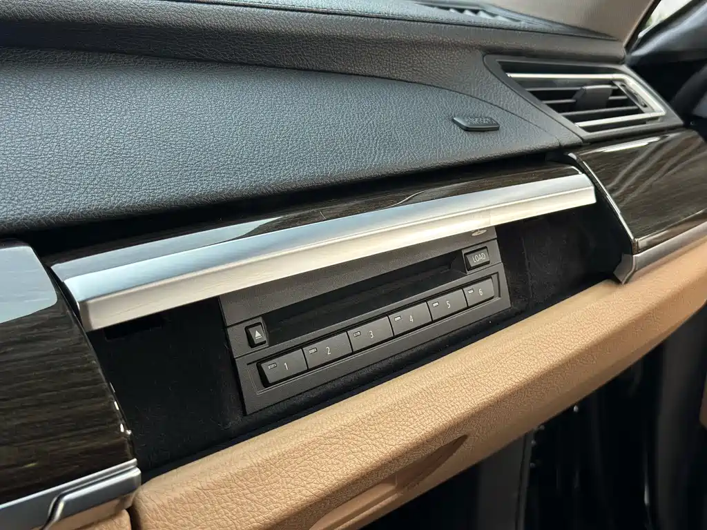 BMW 7 Series 2012 — фото 16