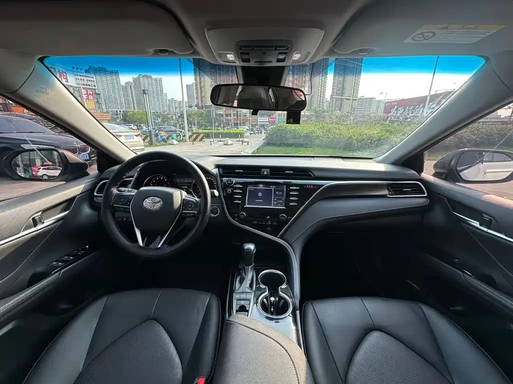 Toyota Camry 2018 — фото 21
