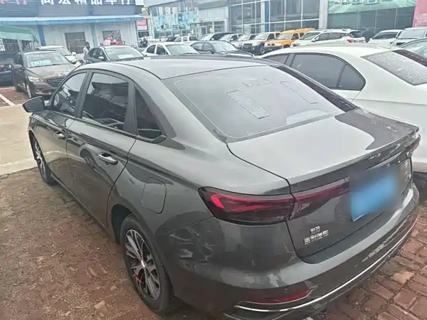 Geely Emgrand 2023