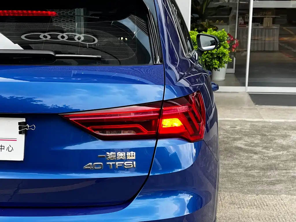 Audi Q3 2019 — фото 8