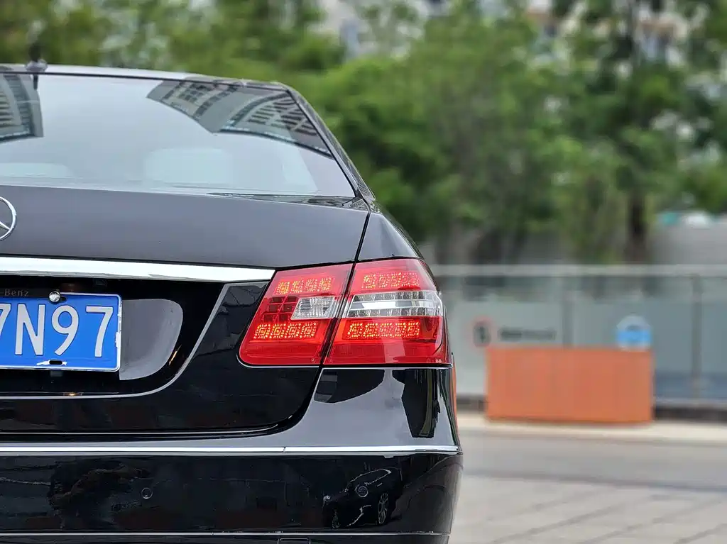 Mercedes-Benz E-Class 2010 — фото 16