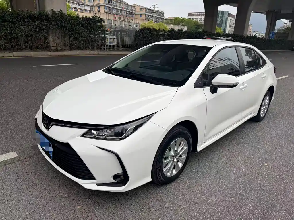 Toyota Corolla 2023 — фото 1